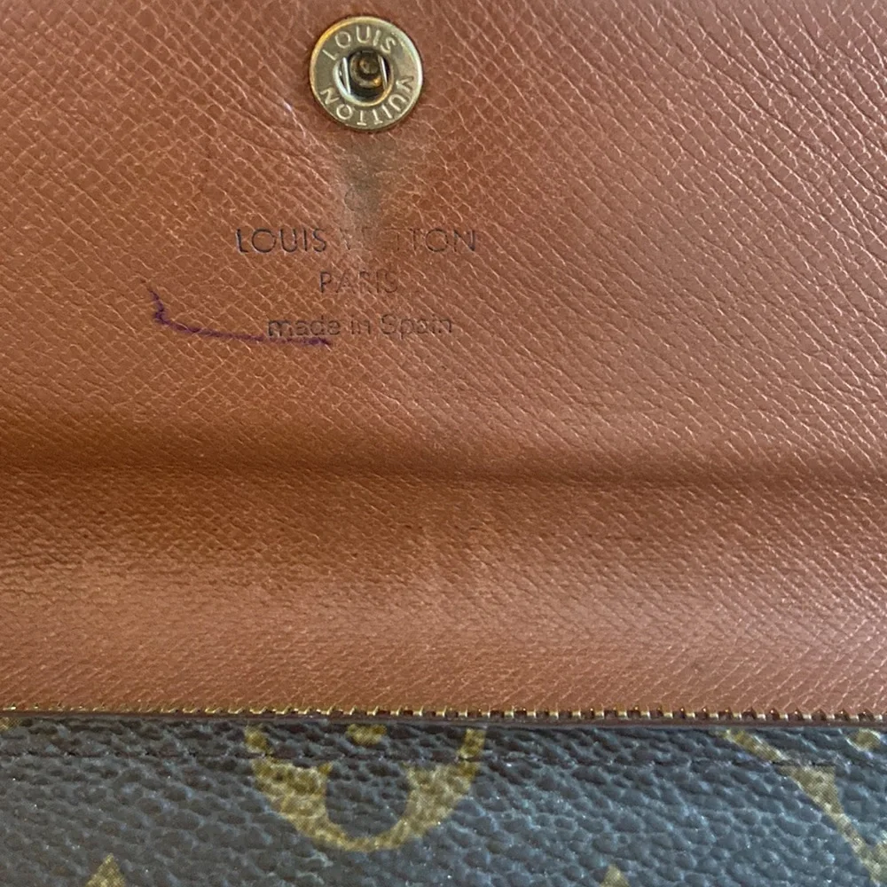 LV Monogram Sarah Wallet ~ Pre-loved Condition - Picture 5 of 14